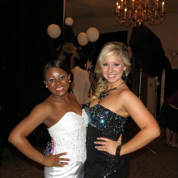 Formal dress - Picture 6 of 6